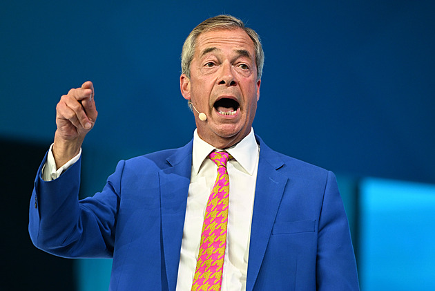 Britští policisté obvinili muže z přípravy teroristického útoku na Nigela Farage