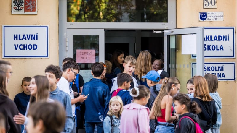 KOMENTÁŘ: Chodníky nestačí. Kandidátů se ptejte, jak zlepší školu. Tam je budoucnost