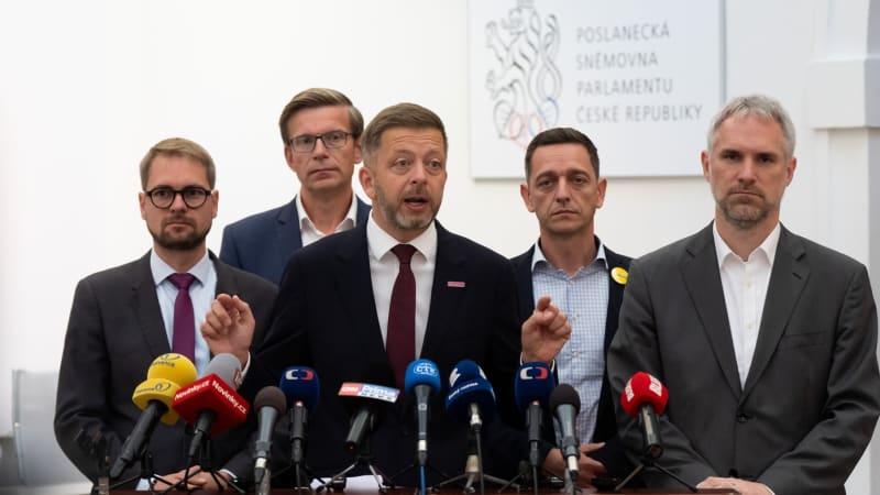 Sbližování Grolicha a Rakušana? Opozice se začíná dělit, část mluví o vládních hrobařích