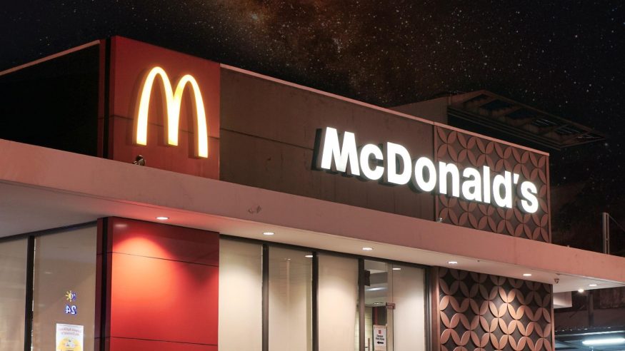 AI radí McDonald’s, kolik chtít za burger. Záleží i na ochotě lidí platit