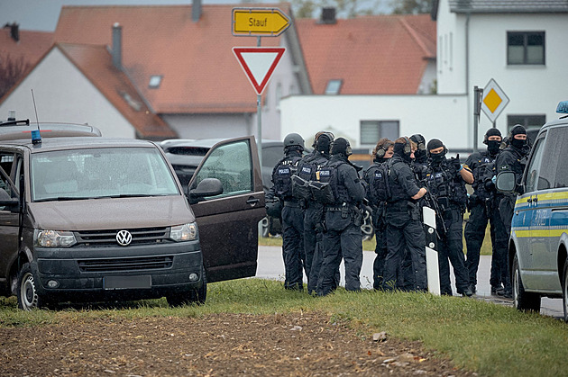 Muž v Německu při kontrole zbraní zastřelil dva úředníky. Policie jej zadržela