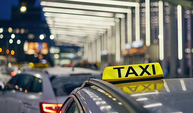 Praha zrušila cenový strop pro klasické taxíky. Náměstek požaduje revizi rozhodnutí