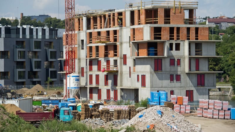 Na byt v Praze se vydělává 17 let, ukázala analýza. Extrémně drahé jsou také Brno a Ostrava
