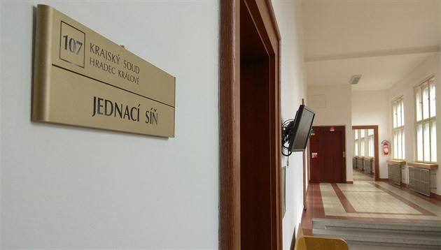 Nůž ženě přeťal tepnu, partner místo pomoci uklízel. Za její smrt dostal tři roky