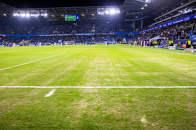 Na tomhle se má hrát Liga mistrů? Slovan schytává kritiku za špatnou kvalitu hřiště