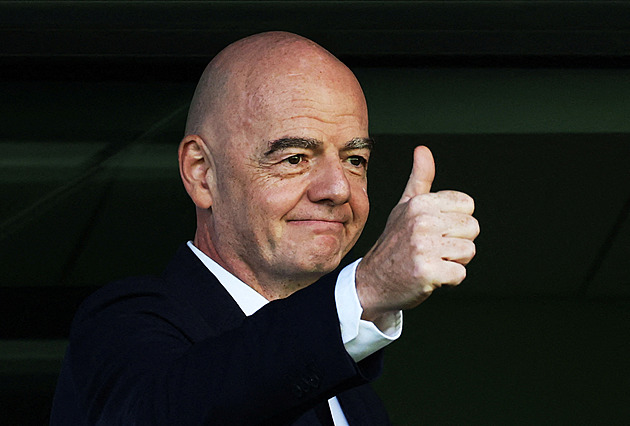 Blíží se hra o trůny: Infantino sílu neztrácí, Evropě se líbí Wenger. Kdo povede fotbal?