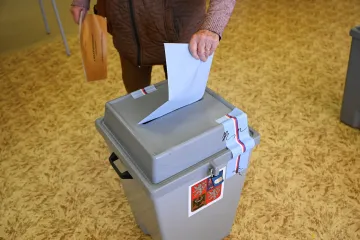 Začal druhý den finále senátních voleb