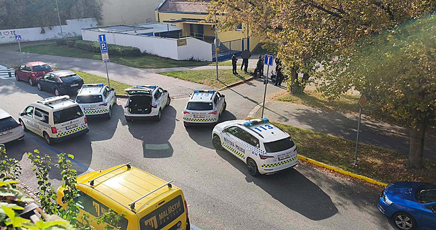 Mladíci ujížděli strážníkům na skútru. Zasáhl dozorce, který zrovna venčil psa
