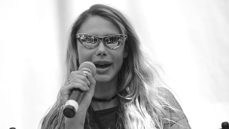 Zemřela expřítelkyně Justina Biebera. Po srážce s autem ochrnula, v lednu porodila dítě