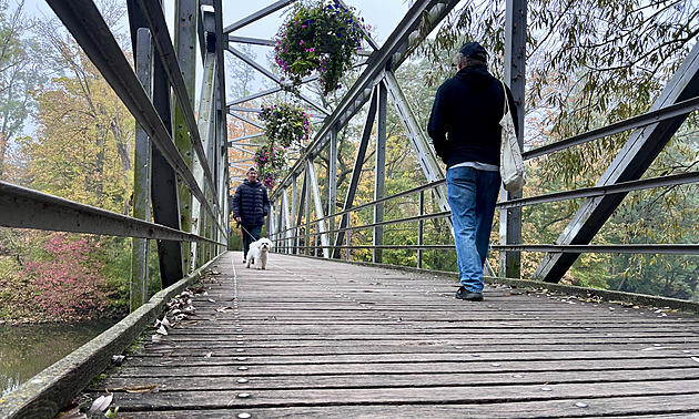 Radši se tam nesrocujte. Lávka po sto letech dosloužila, Louny postaví novou
