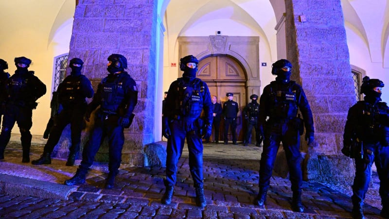 Do Sněmovny se pokusily vniknout desítky demonstrantů, zasahovali těžkooděnci