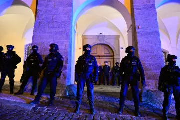 Lidé protestují proti záměru zrušit poplatky, skupina chtěla vniknout do sněmovny